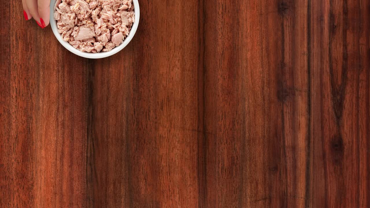 ofreciendo trozos de atún