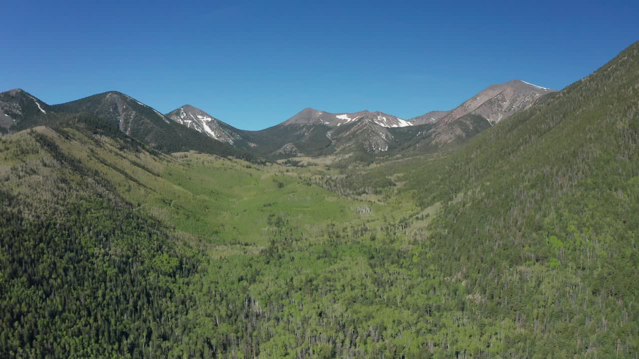 vista aérea del pico humphreys, arizona, en un día brillante y soleado