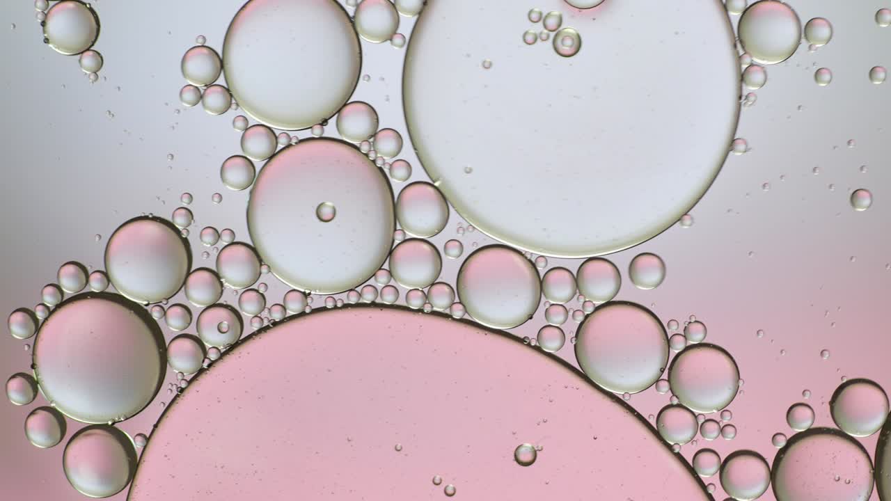 artístico colorido de gota de aceite flotando en el agua.