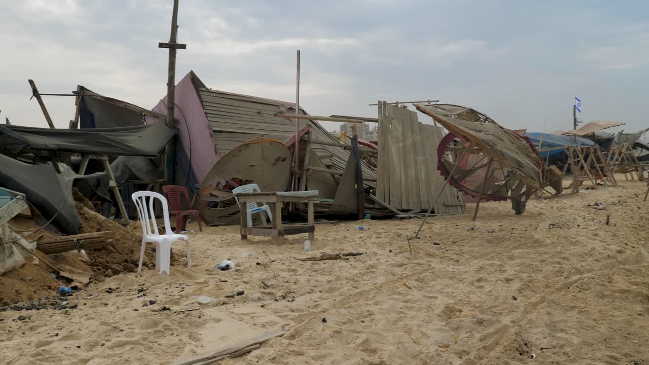 La telecamera mostra un rifugio per rifugiati distrutto e una spiaggia a Gaza durante la guerra Israele-Hamas del 2023.