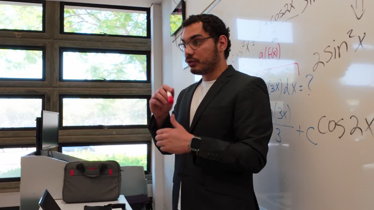 Knowledgeable Expert Teaching a Specialized Course