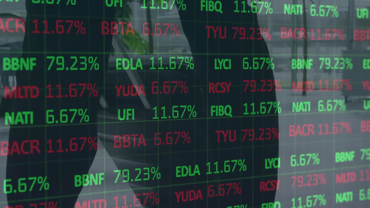Animazione dell'elaborazione dei dati finanziari su uomini d'affari che lavorano in ufficio