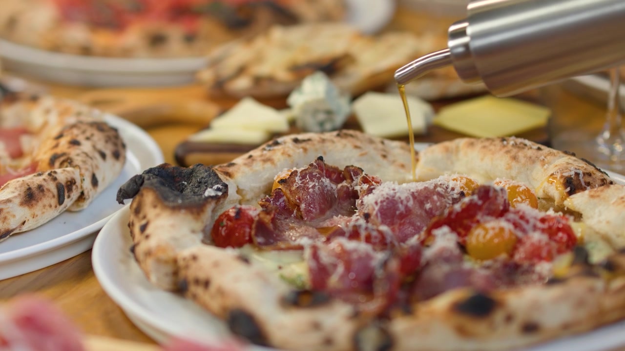 Regando Azeite Sobre Pizza Gourmet Recém-Assada