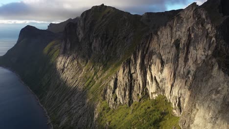 hermosa luz cinematográfica golpeando los acantilados de la isla senja en noruega