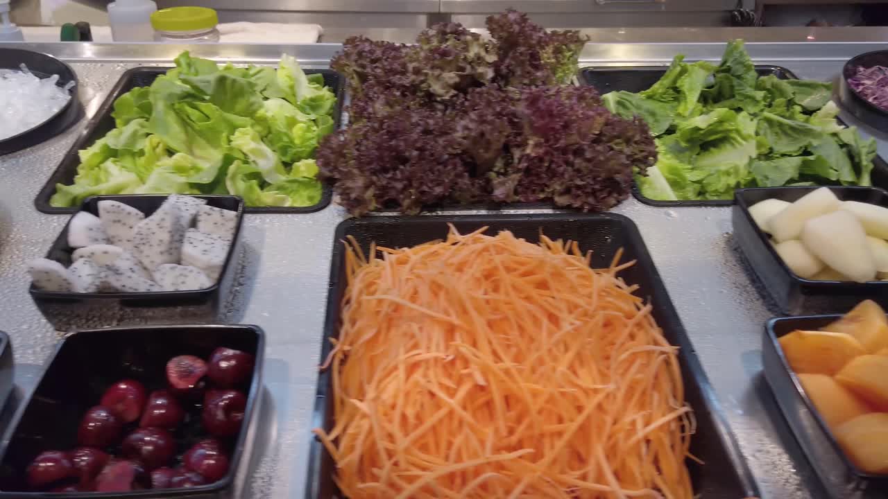 verduras orgánicas frescas en el puesto de la barra de ensaladas en el supermercado en los grandes almacenes