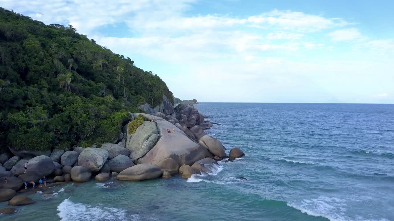 브라질 비나스 해변 근처 해안의 바위 위에서 휴식을 취하고 있는 사람 들 의 공중 사진