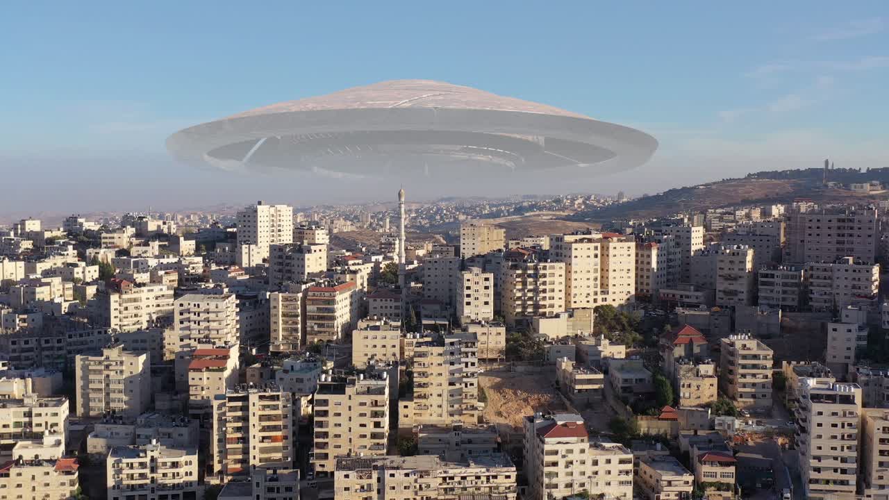 대형 외계인 우주선 사쿠어 유포가 무슬림 마을 위를 날아다니고 있다.