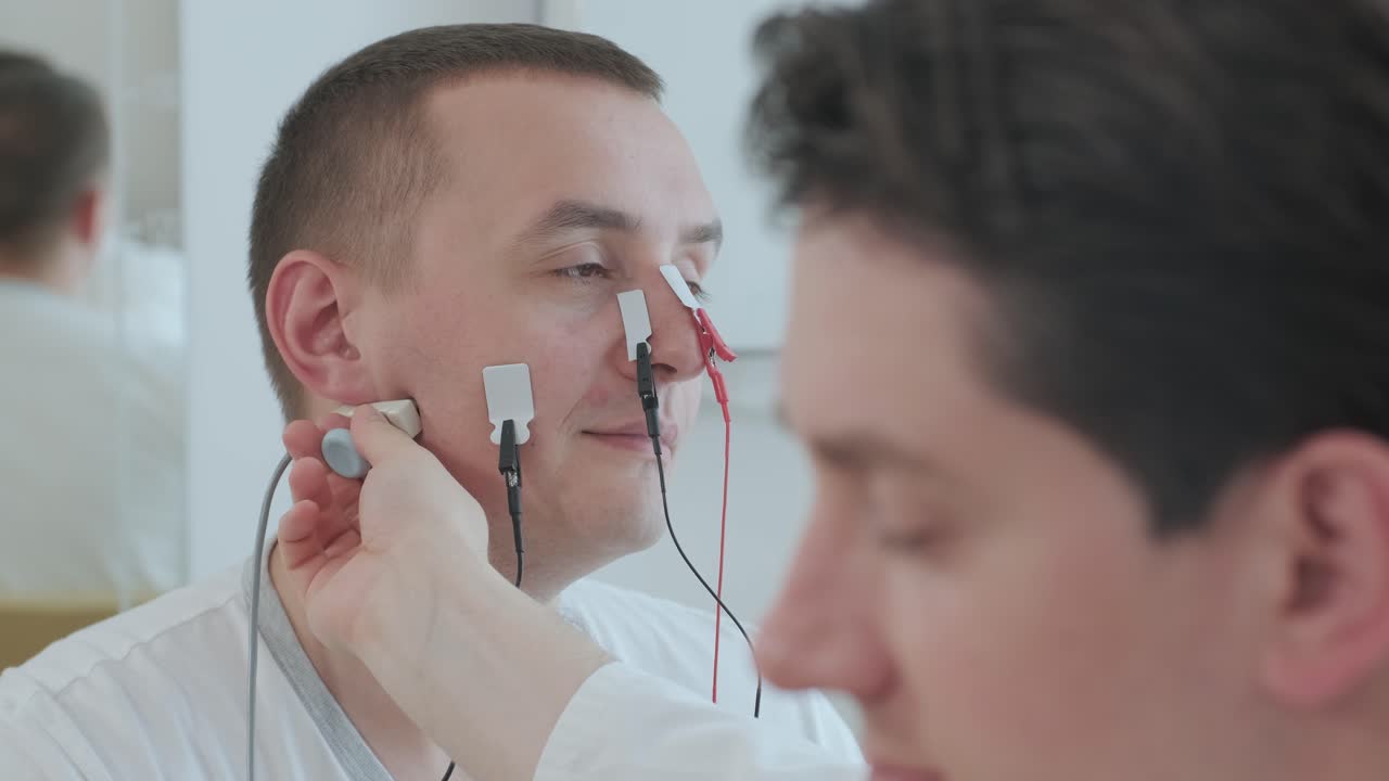 pruebas de nervios del paciente utilizando electromiografía en el centro médico