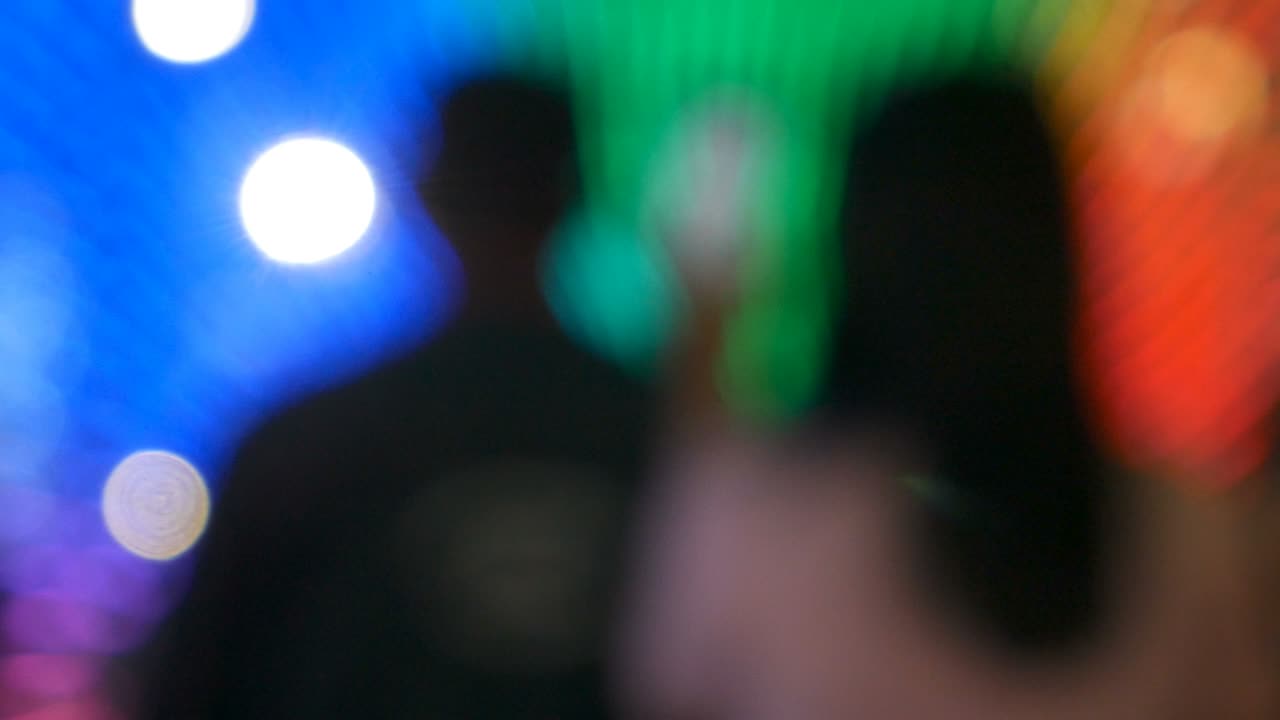 Persone che camminano per strada di notte, sfondo, tunnel di luci bokeh colorate sfocate, sfondo sfocato e texturizzato per Natale
