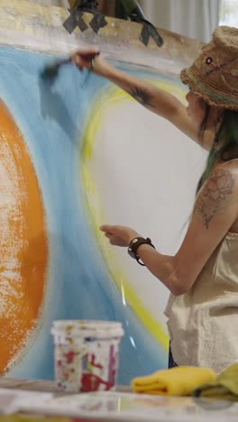pintura de un artista en lienzo