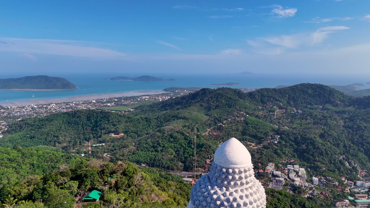 푸켓에 있는 빅 부다 (big buddha) 에서 볼 수 있는 은 풍경은 푸른 하늘 아래 울창한 풍경과 안다만 해를 보여준다.