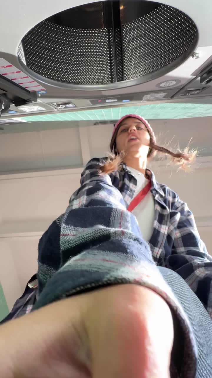 una chica dentro de una lavadora.