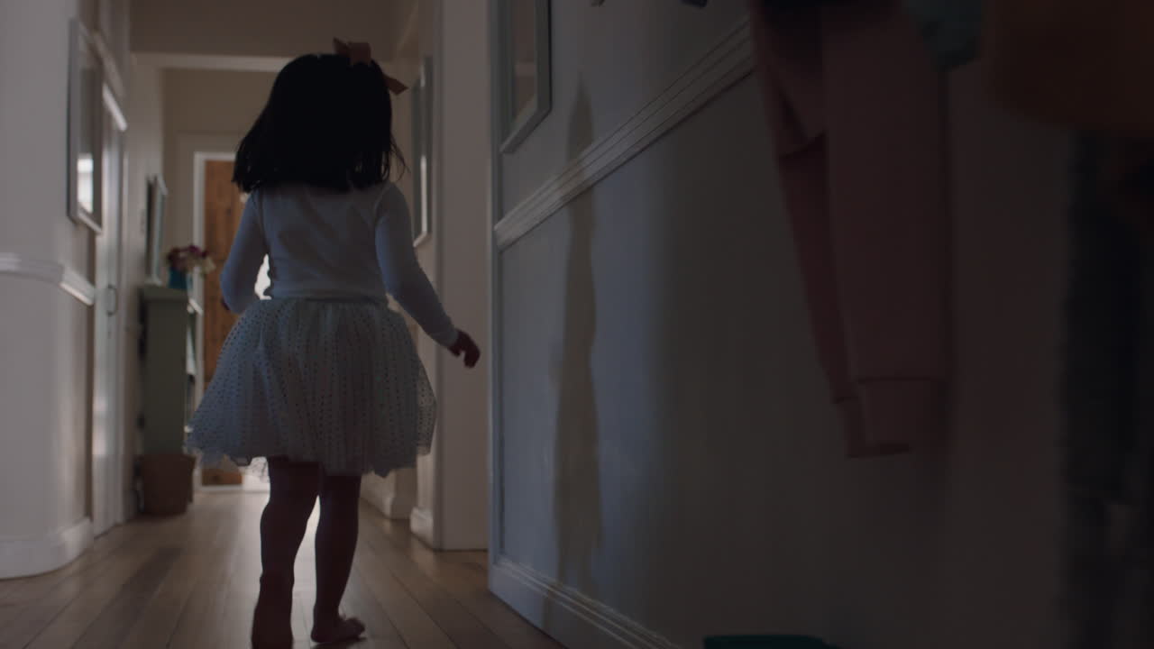 niña feliz corriendo por la casa con tutu abriendo cortinas mirando por la ventana al hermoso nuevo día con la brillante luz del sol juguetón niño sintiéndose positivo 4k metraje