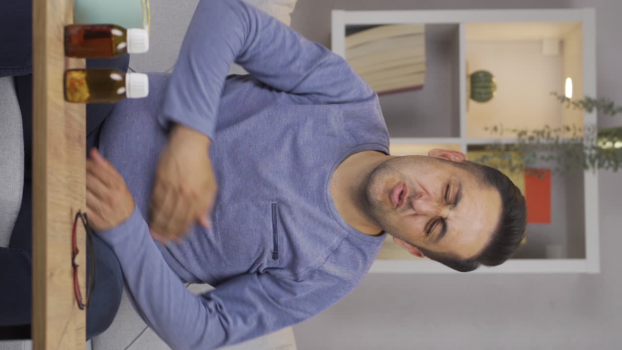 vídeo vertical de un hombre experimentando dolor en los huesos.