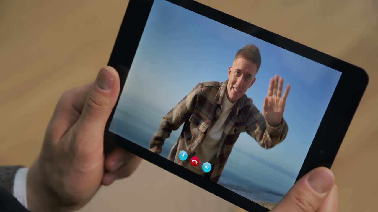 Primo piano di un capo che videochiama un amico da casa con un tablet. Ragazzo che registra un video blog