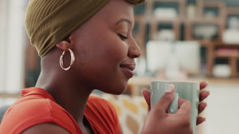 Entspannen-Sie-Sich,-Aroma-Und-Eine-Schwarze-Frau,-Die-Ihren-Kaffee-Trinkt