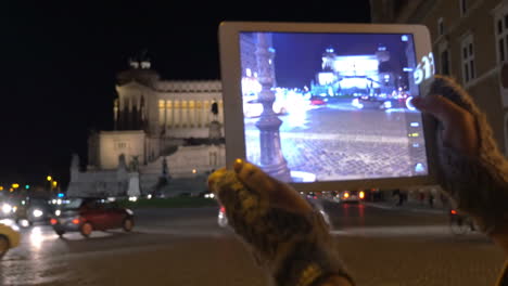 tráfico de la ciudad en roma por el altar de la patria