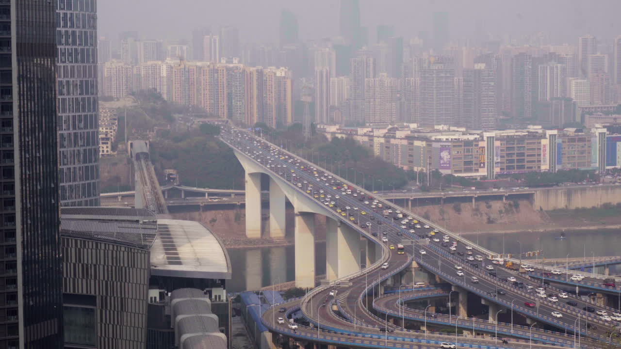 el tráfico del puente chongqing jiahua es muy fluido