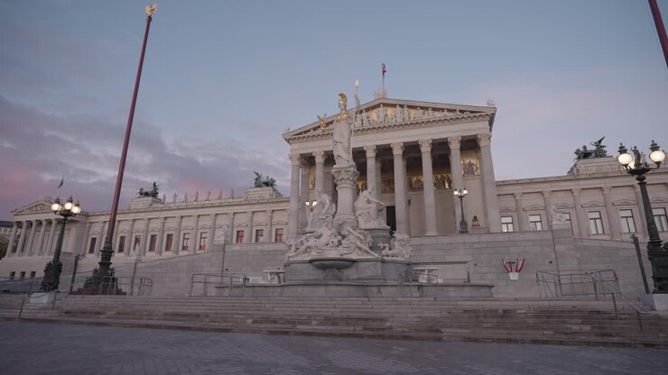 Il palazzo del Parlamento austriaco al crepuscolo