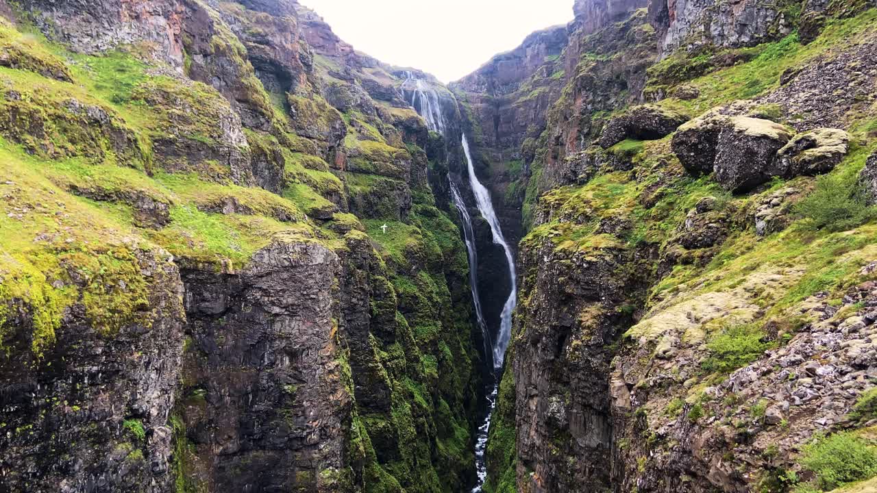 la cascada de glymur cae en cascada en el escarpado cañón del valle islandés.