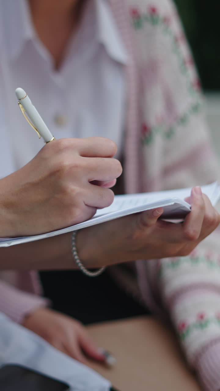 una persona escribiendo en un pedazo de papel