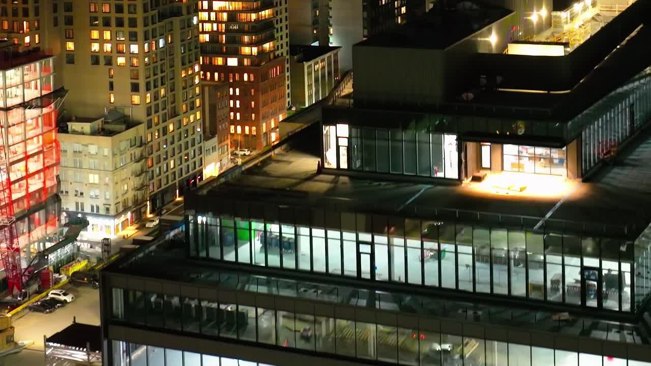 Vista aérea noturna dos canyons de ruas de Manhattan