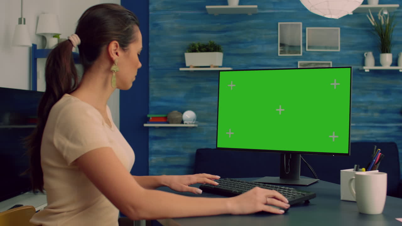 mujer de negocios que trabaja en la publicidad de negocios en el interior de la oficina en una computadora aislada