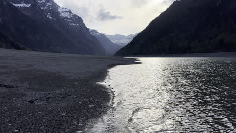 balance de la orilla del lago klöntalersee glarus kanton, suiza