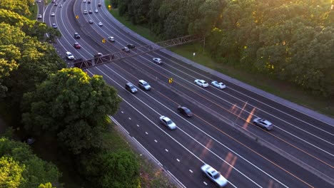 Una-Vista-Aérea-De-La-Avenida-Estatal-Del-Sur-Durante-Una-Puesta-De-Sol-Dorada-En-Long-Island,-Nueva-York