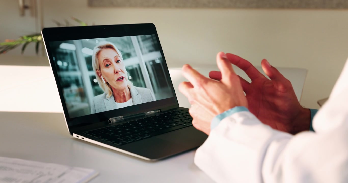 Medico durante un consulto video con un paziente