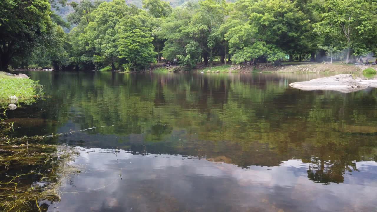 태국 나콘나욕에 있는 남톡 왕 타 크라이 자연 공원에 있는 왕 타 크라이 스트림의 맑은 물