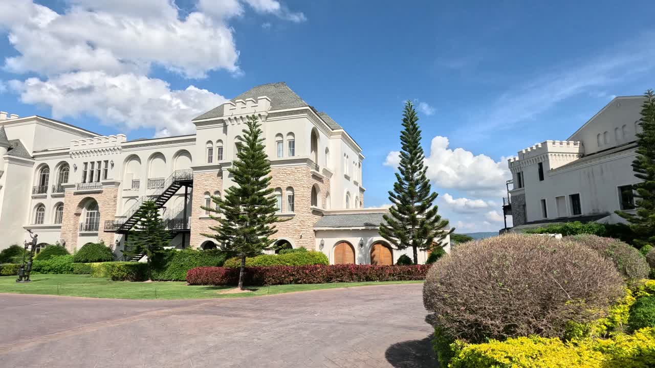 변화하는 그림자를 가진 성의 타임스.