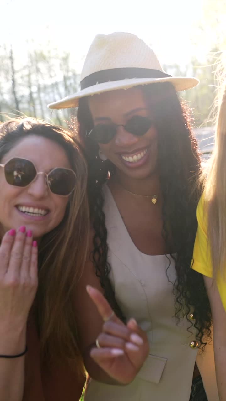 Gruppo di donne che si divertono all'aperto