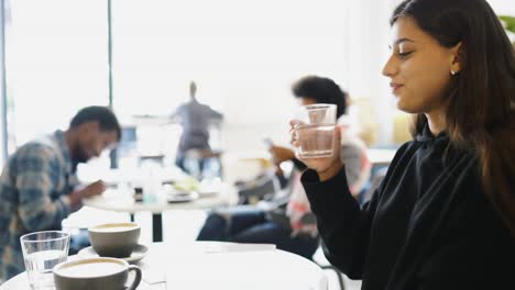 mujer trabajando en un café