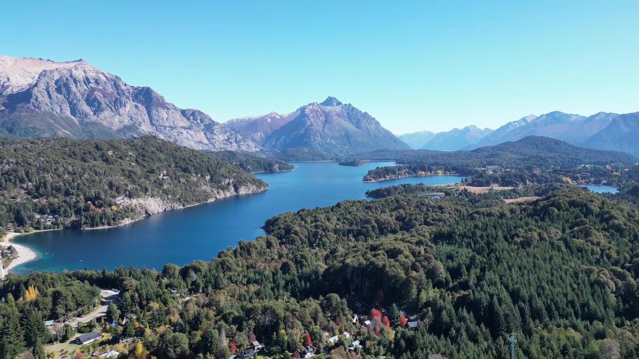 Bariloche, Argentina. Patagonie poblíž Bariloche. Národní park Nahuel Huapi, letecký pohled. Letní krajina s jezery.