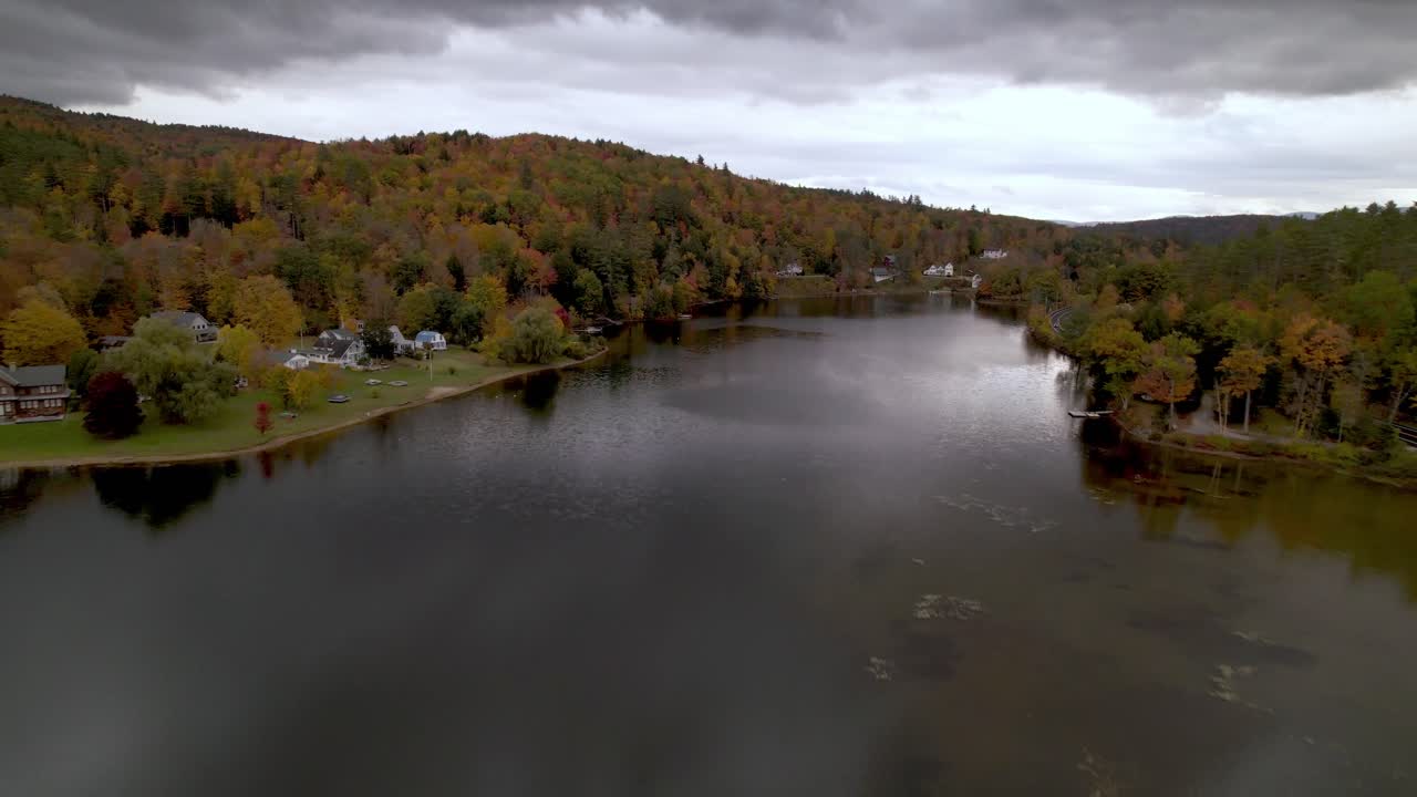 empuje aéreo hacia el lago de montaña en otoño en vermont