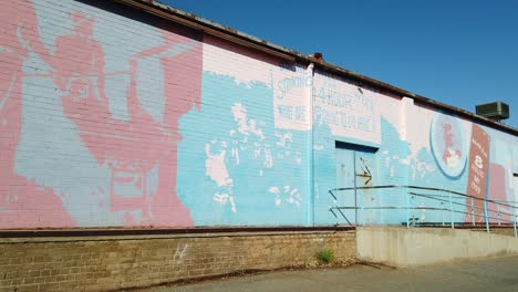 mural retratando disputas industriais em colina quebrada