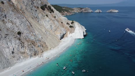 la costa de la hermosa playa de lalaria en skiathos, grecia
