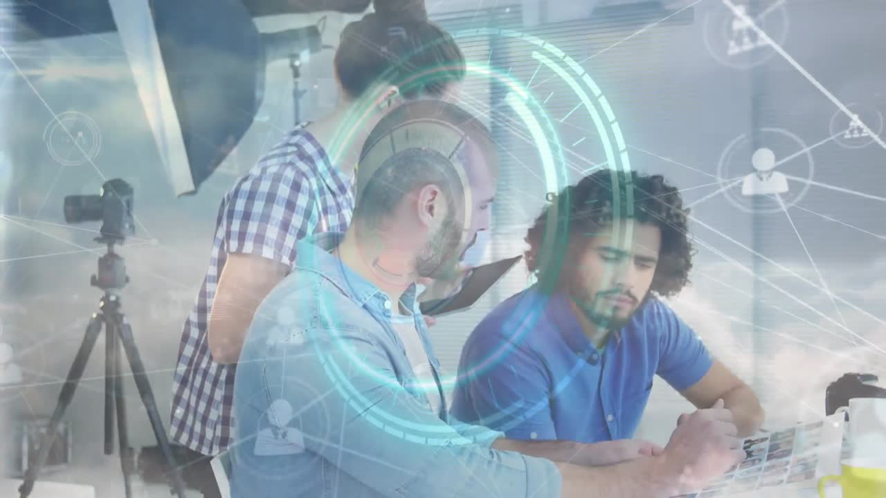 animación de una red de perfiles sobre un equipo de fotógrafos discutiendo contra las nubes en el cielo.