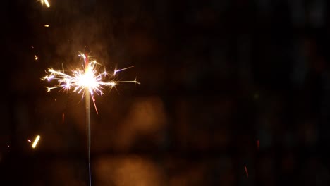 las velas del año nuevo bengalí están encendidas con llamas brillantes.