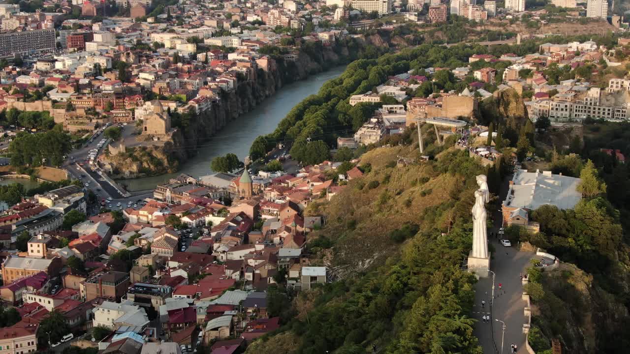 Památník Kartlis Deda ve městě Tbilisi, letecký oblet.