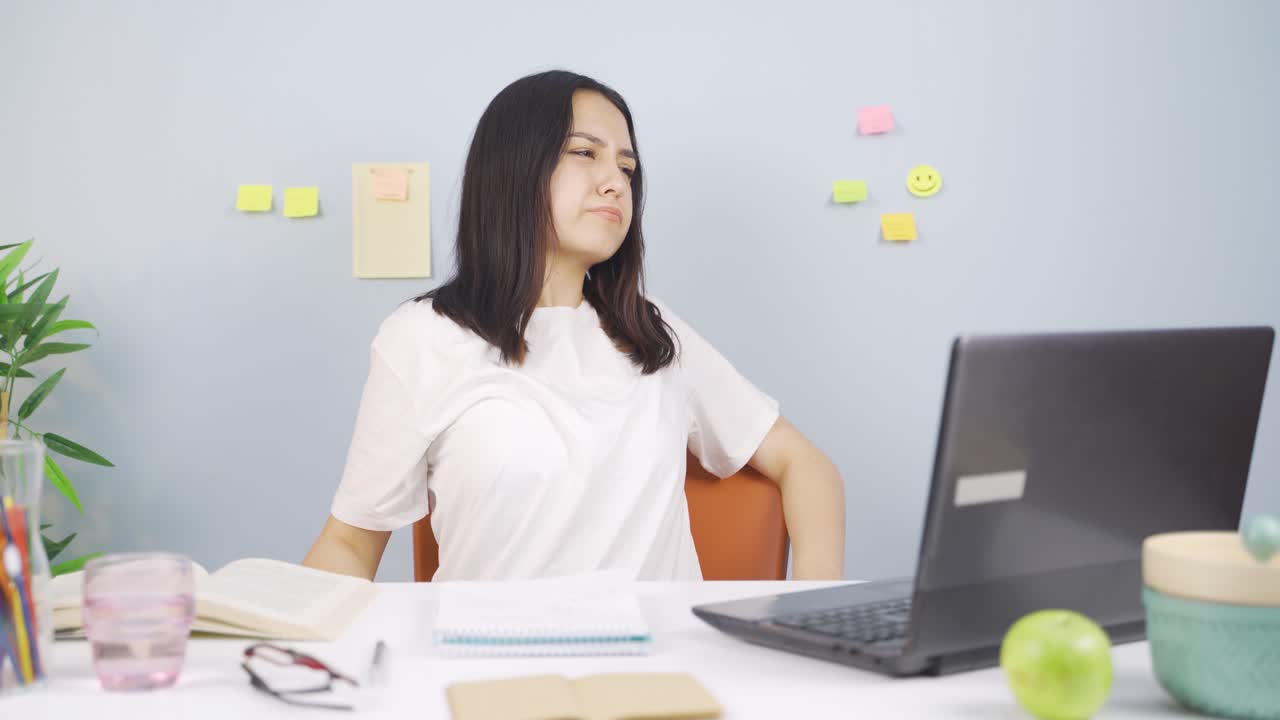 estudiante que sufre de dolor de espalda.