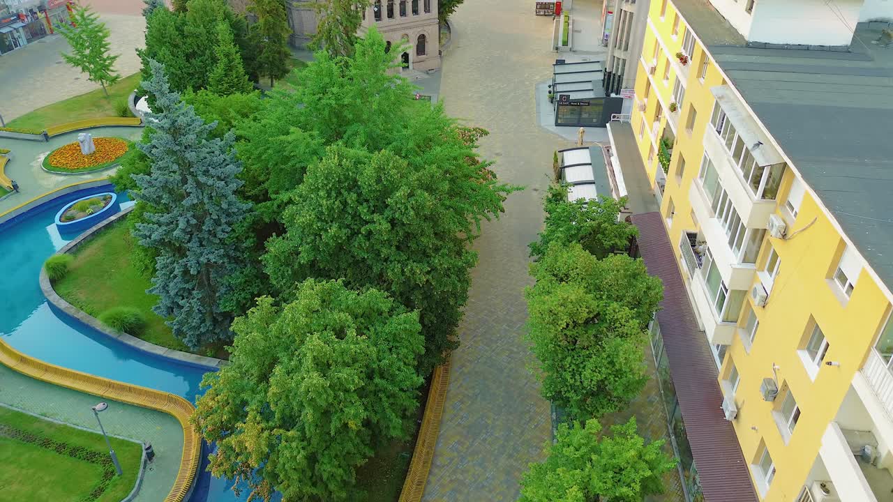 vuelo aéreo tranquilo y suave sobre una calle tranquila 4k