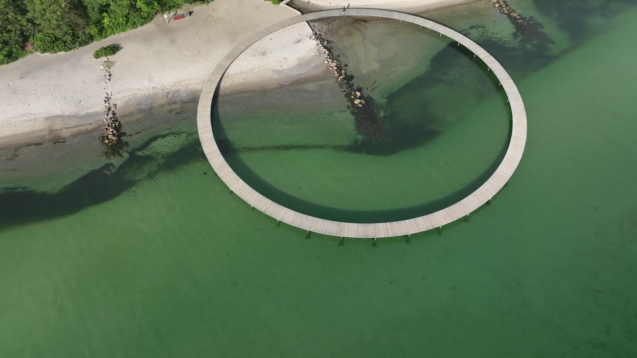 유명한 무한대 다리를  ⁇ 고 있는 사람, 아루스 덴마크의 발레하게 해변