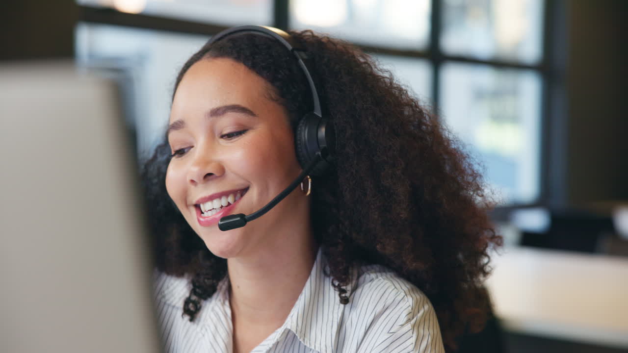 mujer que trabaja en un centro de llamadas