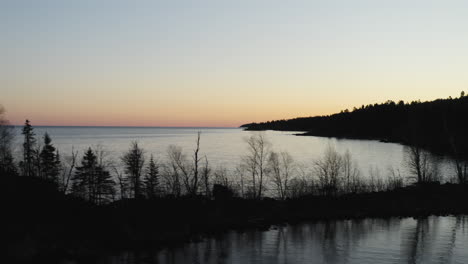 Vista-Aérea-De-La-Península-Revela-La-Costa-Del-Lago-Superior-Al-Atardecer---Disparo-De-Revelación-De-Drones