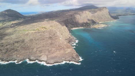 Luftschwenk-Linke-Ansicht-Des-Makapuu-Leuchtturms-In-Waimanalo-Hawaii