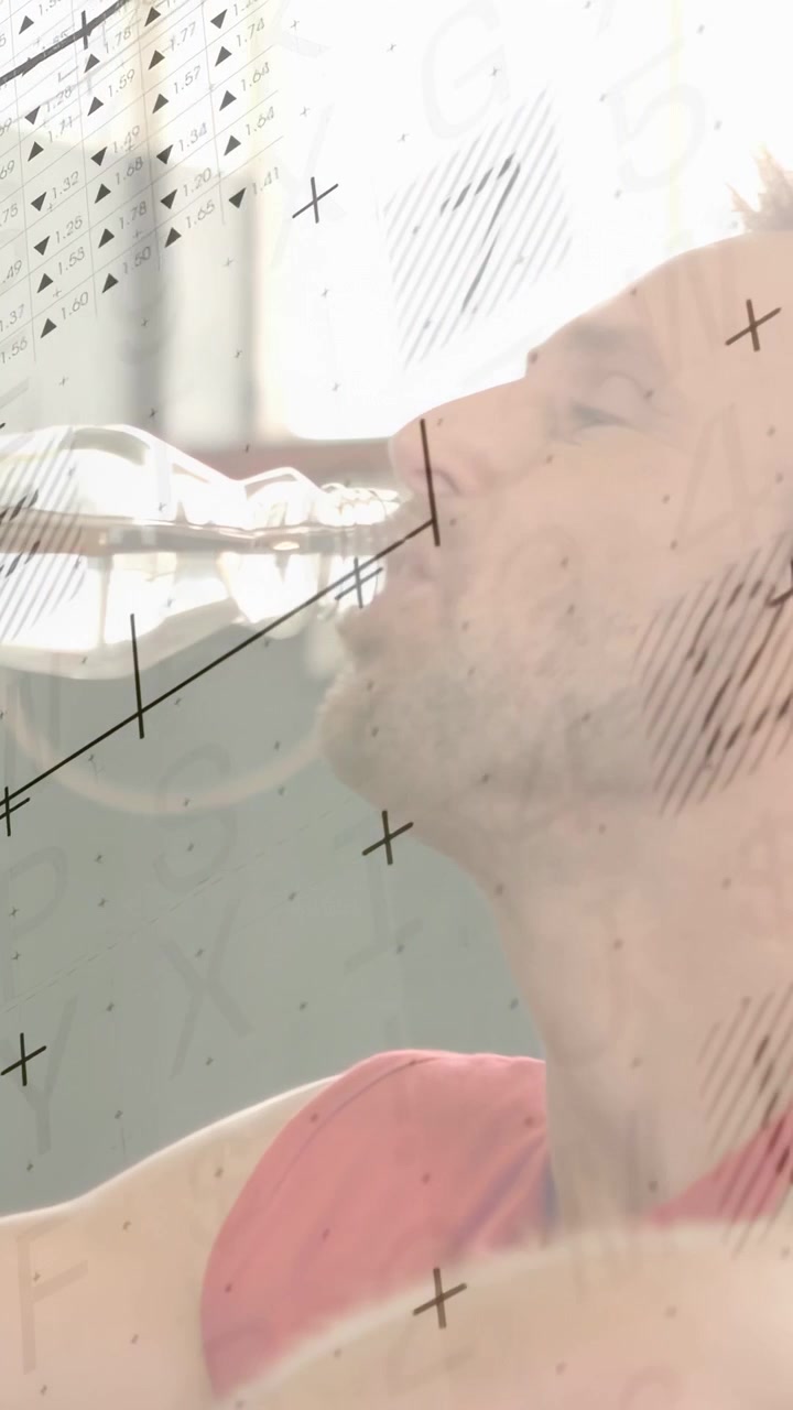 Video vertical: Hombre después de entrenar cogiendo una botella y bebiendo para hidratarse, con una superposición de fitness ascendiendo.