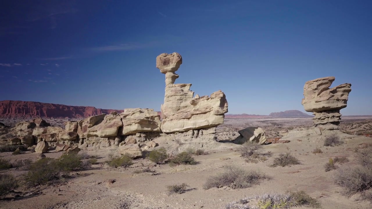 Formaciones rocosas erosionadas se elevan desde el desierto en el Parque Provincial Ischigualasto, Argentina, con una inclinación ascendente