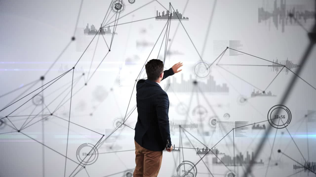 hombre de negocios biracial tocando formas negras geométricas